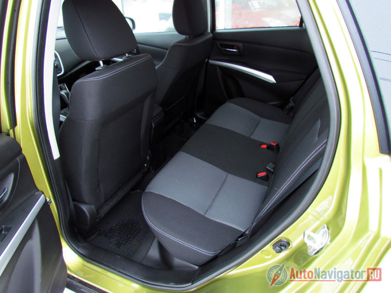 Увеличение габаритов заметно на глаз. Но не сразу, а когда открываешь задние двери или багажник. В длину новый SX4 прибавил 150 мм из них 100 мм пришлось на колесную базу. На заднем диване и впрямь дышится значительно легче. Колени не трутся о переднее кресло, хотя и изрядного запаса там нет. Голова тоже не упирается в потолок