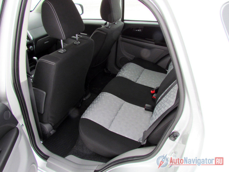 В Suzuki New SX4 безоговорочно просторнее, чем в Classic