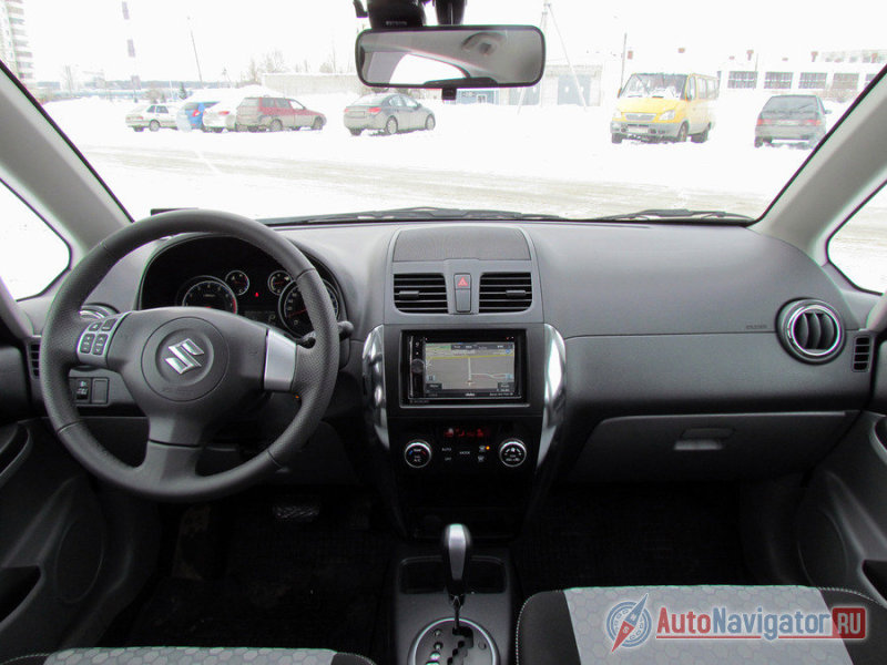 Ощутимый прогресс в интерьере. Салон «классического» Suzuki SX4 сер и безлик, хотя эргономичен и ладно собран