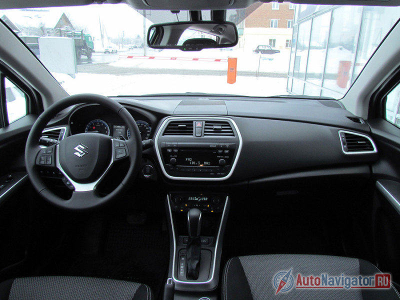 В новом автомобиле применены отделочные материалы иного характера. Атмосфера здесь явно богаче. Пластмасса средней жесткости, а дизайн и сборка исполнены на достойном уровне