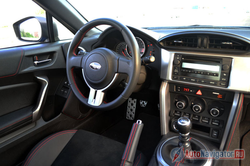 Тумблеры в самолетном стиле или в стиле Mini Cooper. Отличие лишь в том, что в Subaru они сделаны из дешевого пластика, как и все остальные крутилки и переключатели