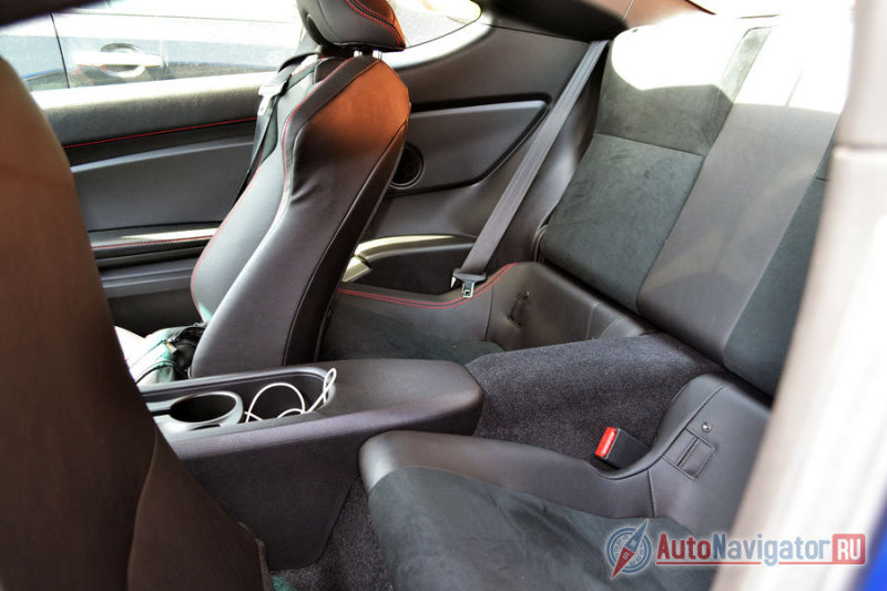 Если отодвинуть переднее сиденье до упора назад, то зазора между спинкой переднего сиденья и сидушкой заднего совсем не будет. Если же придвинуть переднего пассажира максимально близко к торпедо, то сзади можно просунуть ноги, но голова все равно будет упираться в крышу, даже у подростка