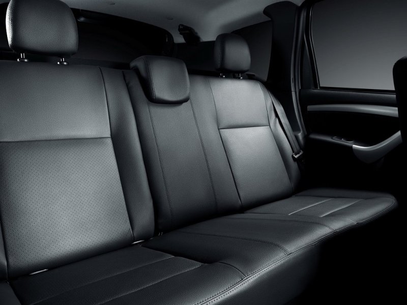 На заднем диване довольно просторно – трое человек среднего роста разместятся без проблем