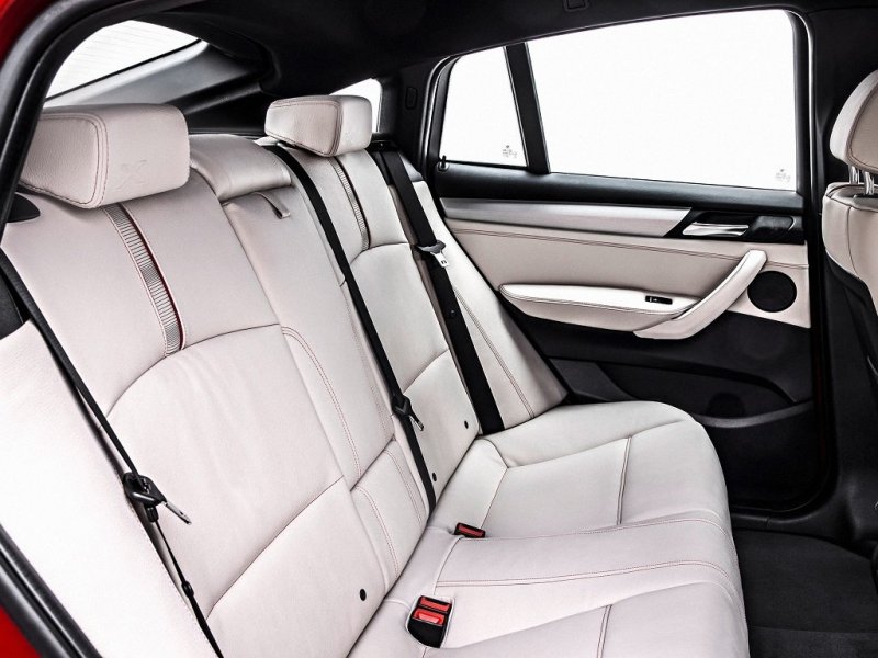 Сзади достаточно просторно, но все же стоит принять во внимание более низкий, чем в X3, потолок