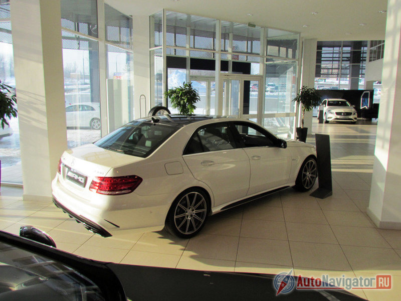 Однако до сего момента любой легковой AMG выбрасывал свои силы исключительно на заднюю ось