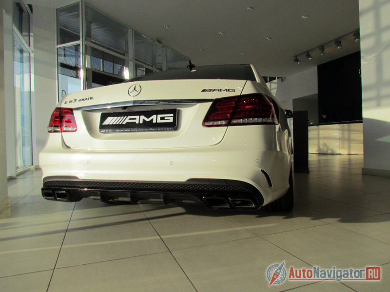 Даже на сухом асфальте задний привод и высокая мощность накладывали свой отпечаток, требуя грамотных действий. А уж на скользких покрытиях неряшливость в управлении практически гарантировала проблемы