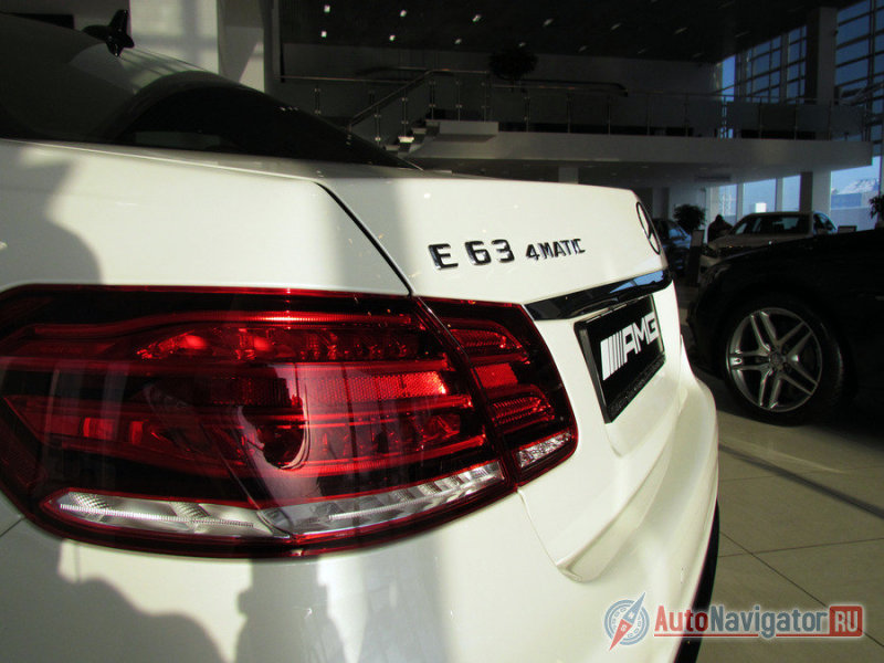 Успех получился грандиозным. На ключевых рынках появление полноприводной серии E63 AMG затмило заднеприводный вариант. 90% покупателей выбрали машину с системой 4Matic, а в России и вовсе теперь доступен исключительно полноприводный вариант