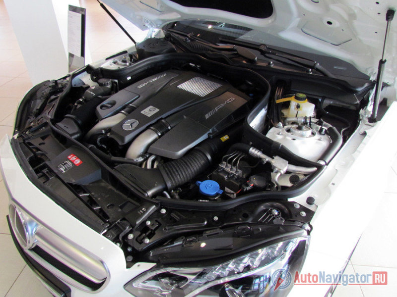 В зависимости от настройки наддува, силовой агрегат выдает либо 558 л.с. и 720Нм, либо 585 л.с. и 800 Нм момента (такой аппарат называется E63 AMG S 4Matic)