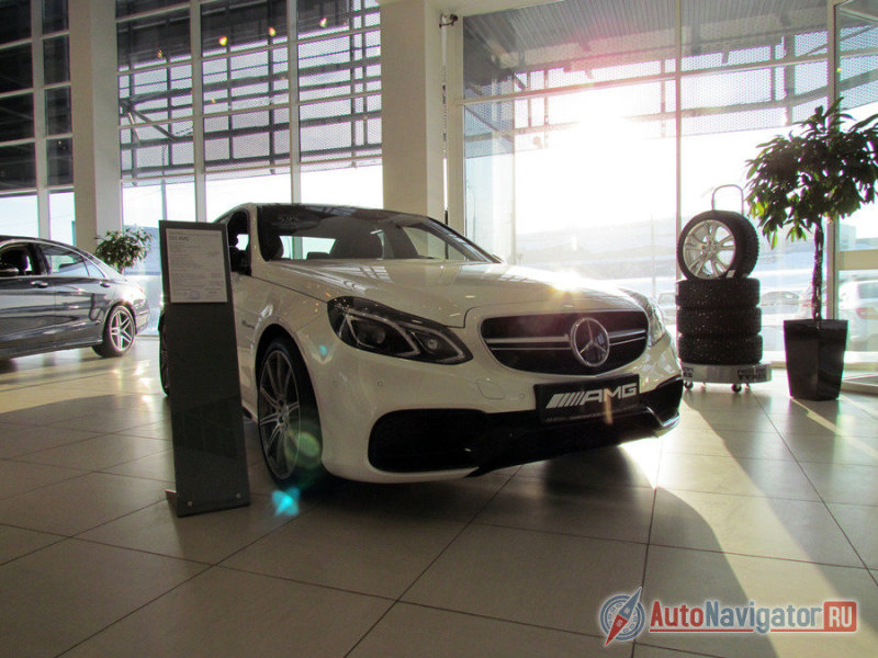 Визуально E63 AMG может быть как похож на гражданскую «Ешку», так и заметно разнится с ней. Все зависит от исполнения обычного «Мерседеса» Е-класса. Ведь для него предлагается два вида стайлинга: классический Elegance и молодежный Avantgarde, который можно дополнить AMG-пакетом. Если машина укомплектована им, то отличить простой седан от E63 AMG не получится. Опциональный пакет включает в себя и заниженную подвеску, и большие колесные диски особого стиля, и узнаваемый аэродинамический обвес. Настоящий AMG вариант безотносительно техники отличают только детали