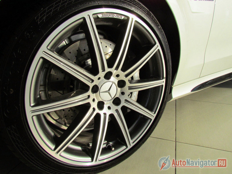 За колесными дисками спрятаны мощные тормоза с перфорацией. Они, кстати, у E63 AMG могут быть разными. Градация похожа на Porsche. Серые суппорты – признак стандартных для модификации механизмов. Большие по размеру красные – отведены для E63 AMG S 4Matic. А желтый цвет указывает на опциональную карбонокерамику