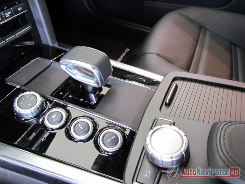На центральном тоннеле – маленький джойстик селектора АКПП и четыре органа управления, меняющие характер мотора, амортизаторов и системы стабилизации