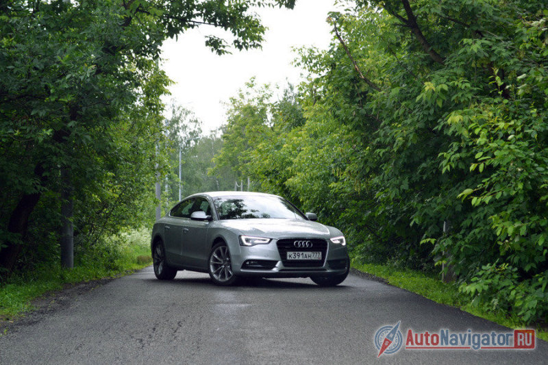 Спереди отличить Audi A5 от Audi A4 можно только по рисунку световодов в фарах. У А5 «разрыв» снизу, у А4 – сверху