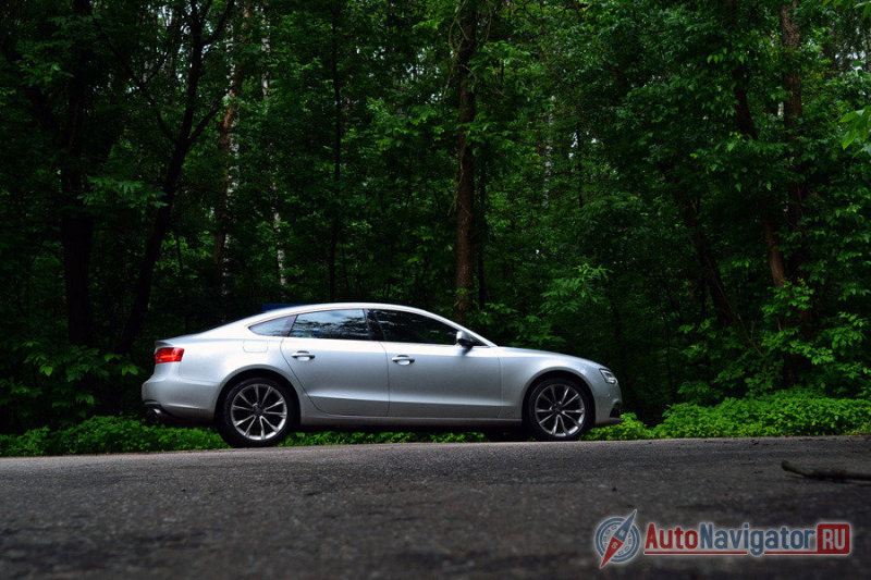 В профиль Audi A5 выглядит несравненно лучше A4, но за стиль приходится неплохо доплачивать