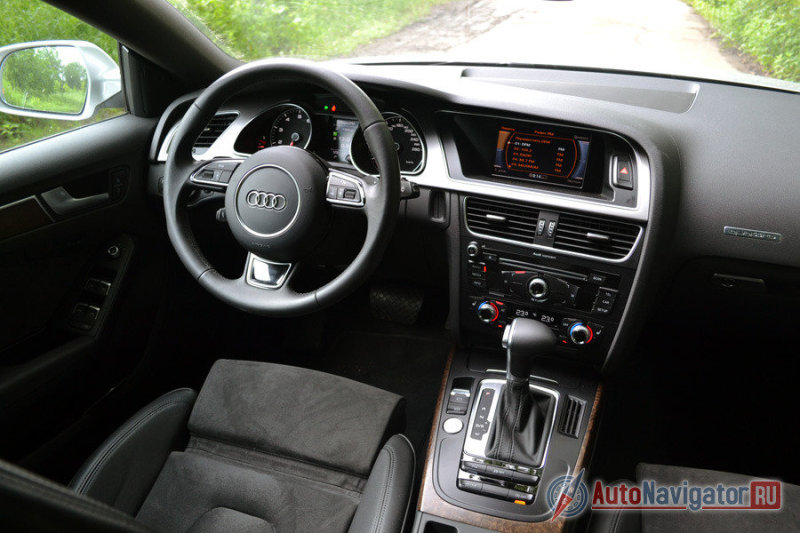 Расположение системы MMI - в центре центральной консоли, а не на тоннеле между сиденьями, выдает возраст А5.