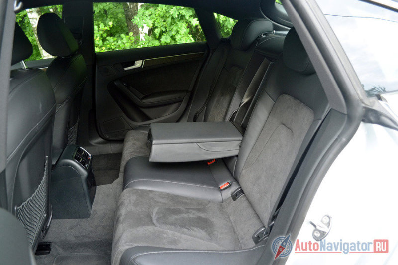 Сзади комфортно всем до 180 см, у тех, кто выше, могут возникнуть проблемы с головой, то есть с тем, куда ее деть.  Еще одна особенность – сзади могут разместиться только двое, третьего ремня безопасности и подголовника не предусмотрено конструктивно