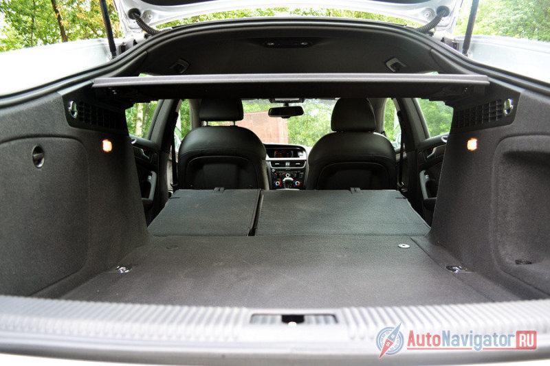 Сложив сиденья, образуется ровный пол, без ступенек. Единственный минус – отсутствие лючка для длинномеров