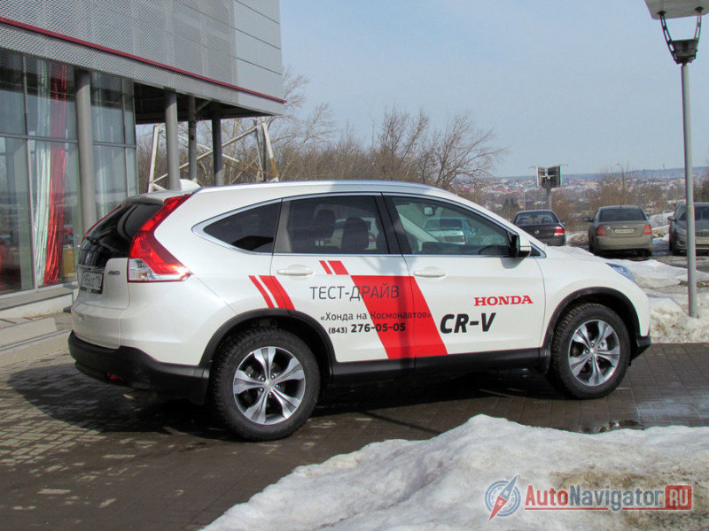 За ощущение новизны отвечает внешность. Именно она, скорее всего, будет побудительным мотивом к покупке. Безудержной красоты нет. Зримых провалов – вроде как тоже. Идеология линий в духе формального нового Civic и другого (отныне американского) Accord. Силуэт кроссовера схож с предшественником, но детали другие, а потому облик получился не примелькавшимся