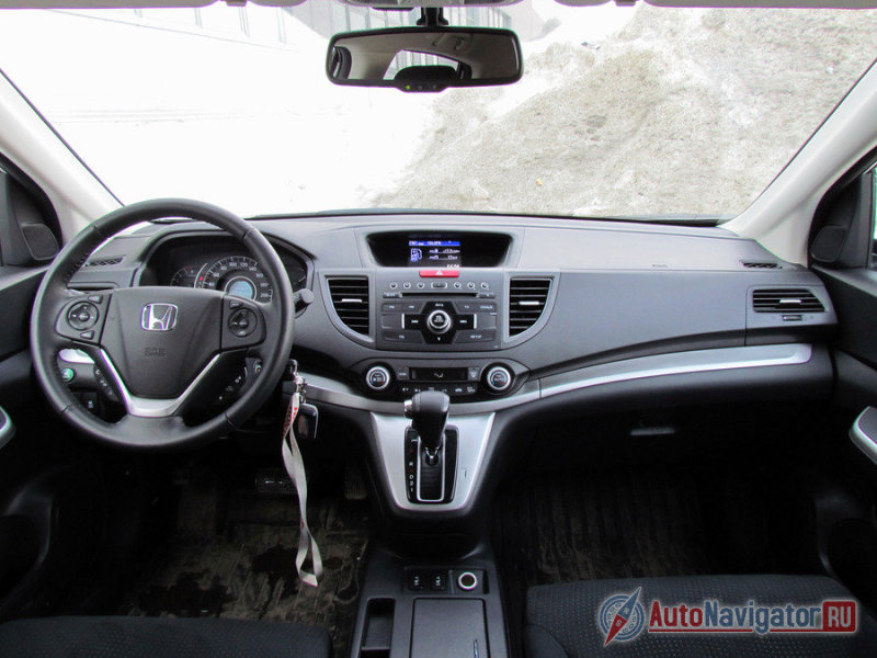 Внутри стало свежее, но, как и снаружи, сохранились узнаваемые черты прежнего CR-V. Сильнее всего воспоминания о предшественнике навивает расположение селектора АКПП. В CR-V он подвешен на исходе центральной консоли, на манер больших минивэнов и современных микроавтобусов. Руль от «Сивика», прибора – от «Аккорда»
