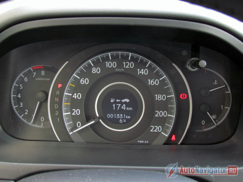 Спидометр – гипертрофированно большой. Остальные индикаторы меньше. В центре спидометра - скромный дисплей