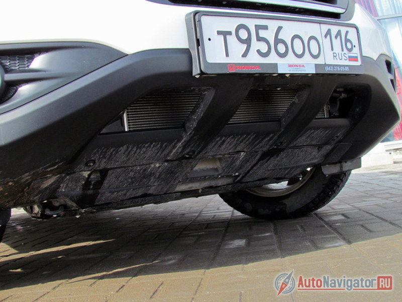 Интересно, что в зависимости от мотора у CR-V разнится конструкция переднего бампера. Машина с 2.4 проходимее, чем вариант с 2.0.  Скошенный бампер повышает углы выезда и съезда с 19 до 28 градусов. Хотя ощутить пользу от этого можно лишь на парковке. С таким бампером смелее подъезжаешь к бордюру. Но рассчитывать на совокупный рост геометрической проходимости глупо