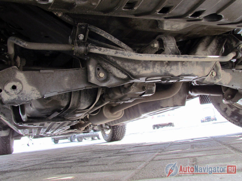 «Живот» машины открыт и у него много выступающих элементов, которыми CR-V будет охотно цепляться за снег или грунт