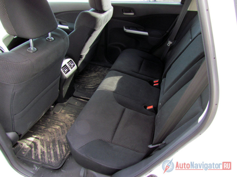 В CR-V и сзади, и впереди есть место. Причем и голове, и ногам