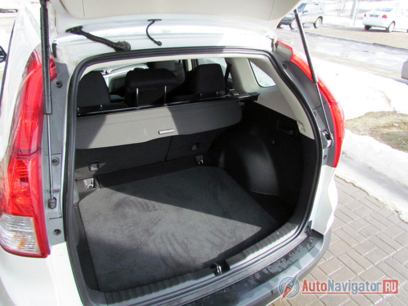 Вдобавок у CR-V поучился достойный багажник. Он большой и с низкой погрузочной высотой. Спинки заднего ряда укладываются дерганием ручки с краю багажника. Увы, но кроме единственного крючка и замка спинок сидения там нет ни сеток, ни ниш...