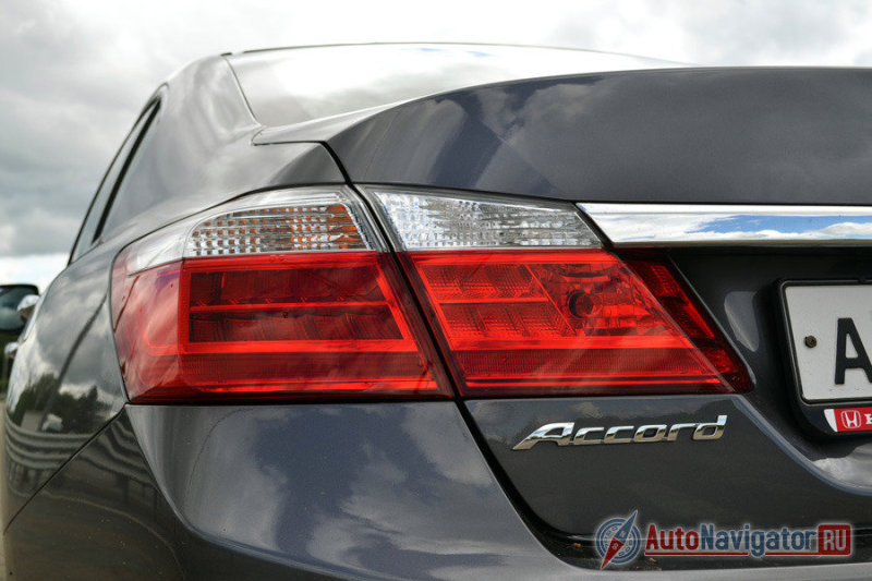 Задние фонари теперь не такие вытянутые, как на Acсord седьмого и восьмого поколения и чем-то напоминают фонари Subaru Legacy