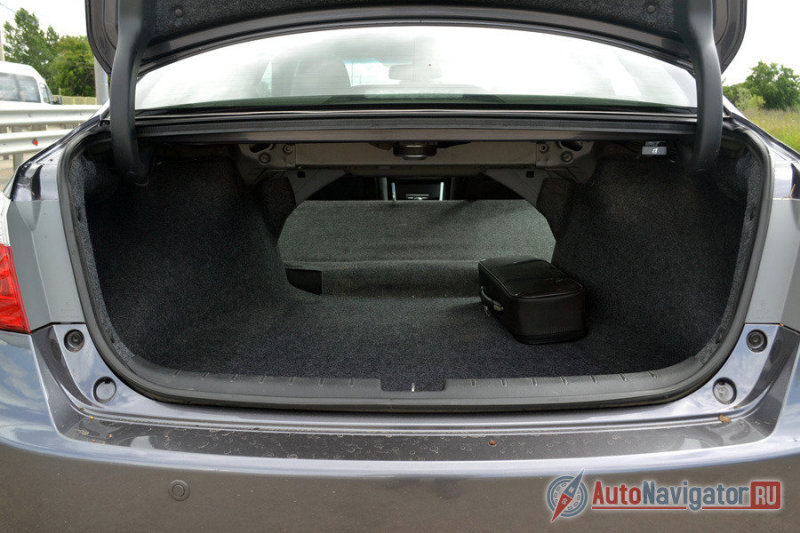 Багажник вместительный, но не слишком эргономичный. Петли не прикрыты, при погрузке следует это учитывать. Кроме того, диван неразрезной, и при сложенной спинке ровный пол не получается