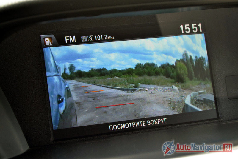 Панорама с боковой камеры заднего вида намного шире, чем просто в зеркале