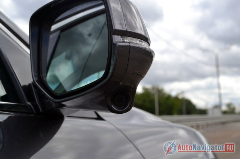 На правом боковом зеркале расположилась камера бокового обзора. Она автоматически включается, при включении правого поворотника или в любой момент с помощью клавиши на торце переключателя поворотников