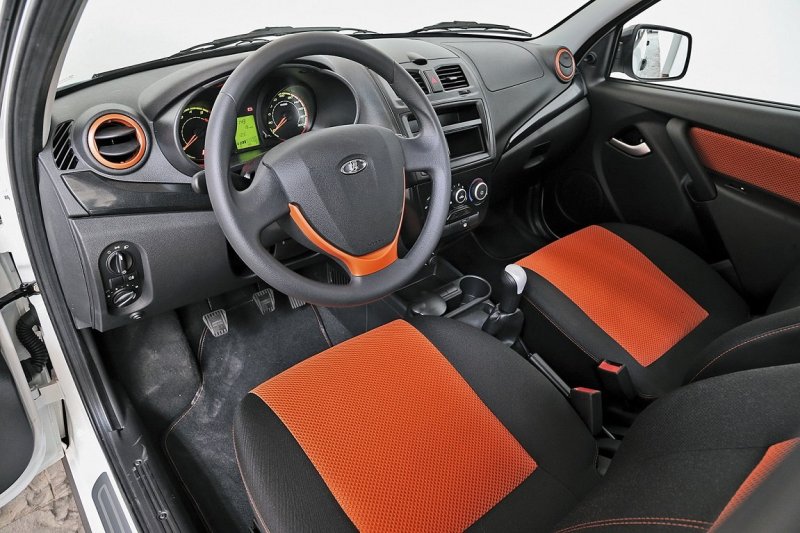 Салон получил яркие контрастные вставки по всему периметру