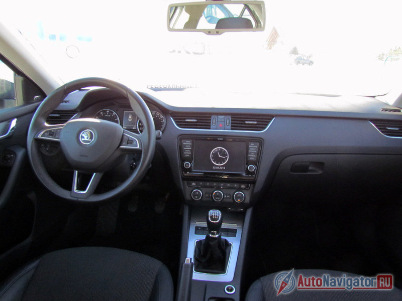 Салон, как вся машина, стал строже. Домашней атмосферы в «Октавии» больше нет. Лаконичность интерьера настраивает на деловой лад. Лишние линии отсутствуют, а те, что есть прямые. Несмотря на это образ не получился избыточно грубым или угловатым; а качество материалов, сборки и эргономика подпрыгнули еще выше. Тактильные, ощущения, подгонка деталей. Все это исполнено старательно, что в очередной раз подтверждает: европейская школа автомобилестроения по-прежнему недосягаема в интерьерах