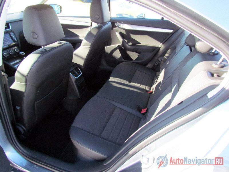 Выигрыш получился в пространстве. Колесная база увеличилась на 108 мм, из них 47 мм отведены для ног задних пассажиров. Если в прежней «Октавии» высоким людям сзади все-таки было тесновато, то в Octavia A7 места для ног с запасом, а над головой тем более, особенно в универсале