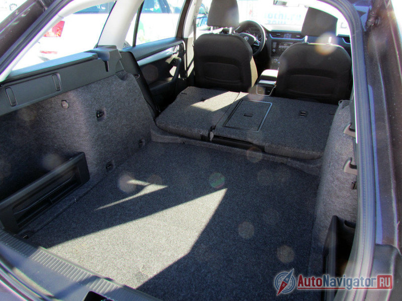 В разных версиях у универсала Combi разнится еще и багажник, что для автомобиля с таким типом кузова важно. В чем разница? В организации пространства, а если точнее – в органайзере. Такая «Октавия» отличается двойным полом и позволяет аккуратно и незаметно разложить мелочи.  Цена ниши – отсутствие запасного колеса