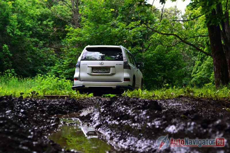 Даже по такой раскисшей грязи и глине GX 460 прет, как танк