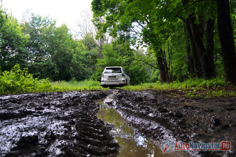 Тяжелому внедорожнику сложно выбраться из глубокой колеи исключительно из-за асфальтовых шин, поскольку протектор мгновенно забивается, шинам просто нечем зацепиться