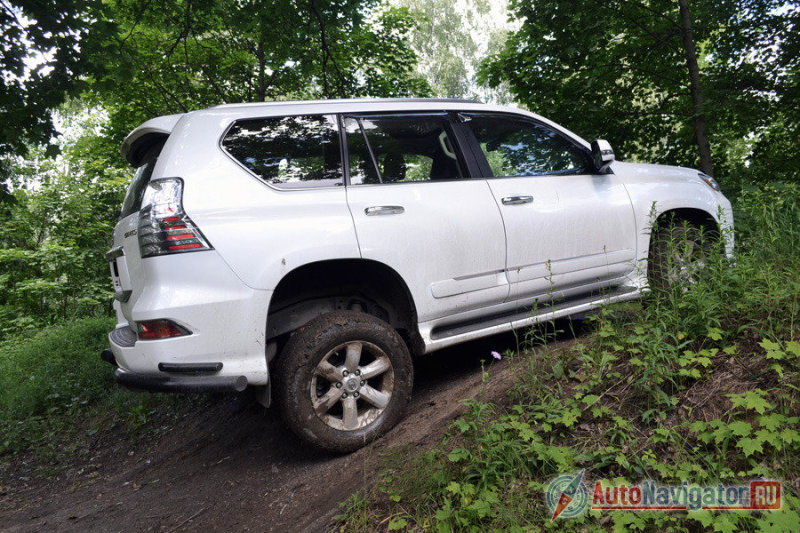 Будь ходы подвески не такие большие, Lexus бы сел на брюхо