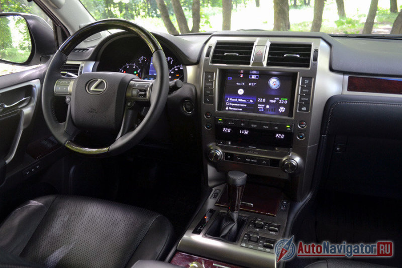 Дерево на руле может понравится не всем. Да и переключатели, расположенные рядом с рычагом КПП, сгруппированы не очень логично. Например, кнопка блокировки дифференциала находится почему-то под рулем