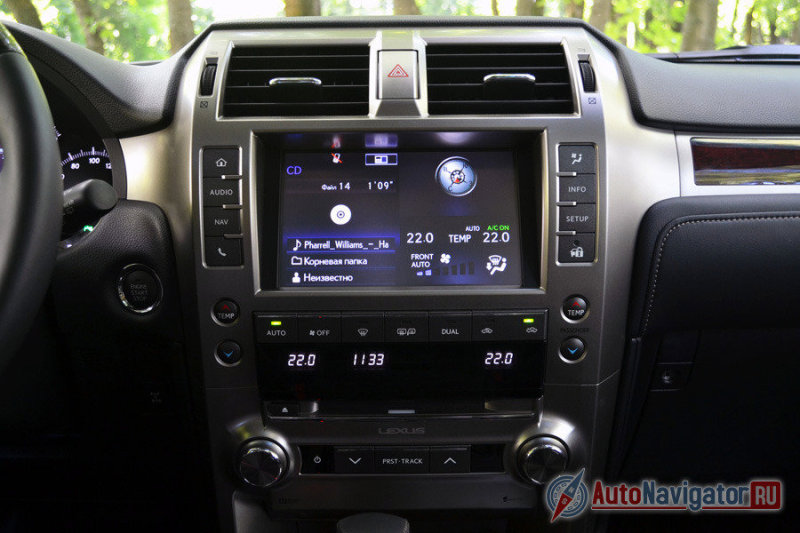 Большой тач-скрин управляется кнопками и пальцами. Фирменной лексусовской «мышки» в GX пока нет, но это нисколько не расстраивает