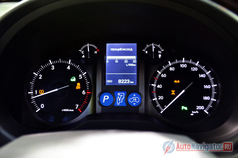 Спидометр пронумерован всего до 200, но, на самом деле, максималка ограничена электроникой на уровне 175 км/ч. Ехать быстрее на автомобиле с таким высоким центром тяжести просто опасно