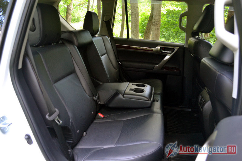 Сзади очень просторно и удобно. Дальние поездки? Отлично. Трое на одном диване? Хорошо