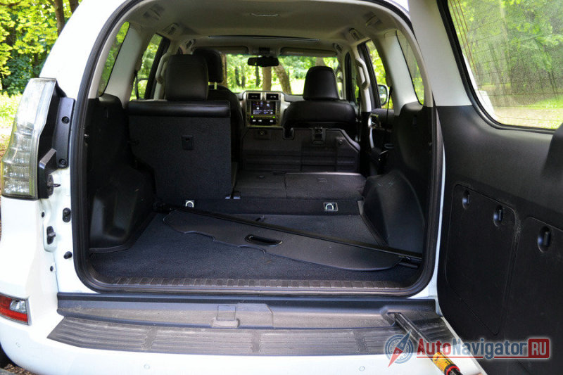 Петли пятой двери, к сожалению, никто не перевесил. Так что открываться дверь будет к бордюру, а не к дороге, как в Японии, что не очень удобно