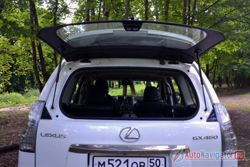 Отдельно открывается стекло багажной двери, если, например, нужно закинуть что-то небольшое и легкое в багажник