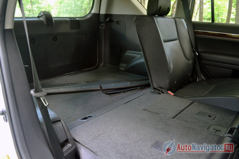 При сложенных сиденьях образуется идеально ровный пол. А объем багажника увеличивается почти до двух кубометров