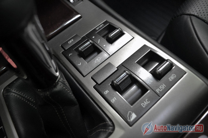 Здесь расположены переключатели настройки дорожного просвета, жесткости амортизаторов