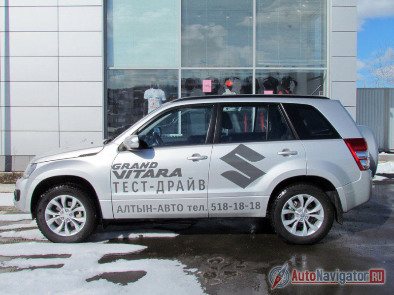 Suzuki Grand Vitara - единственный вариант, который можно причислить к кроссоверам еще старой формации. Отчасти таковым он и является, ведь нынешнее поколение машины дебютировало между 2005 и 2006-м, то есть почти десять лет назад