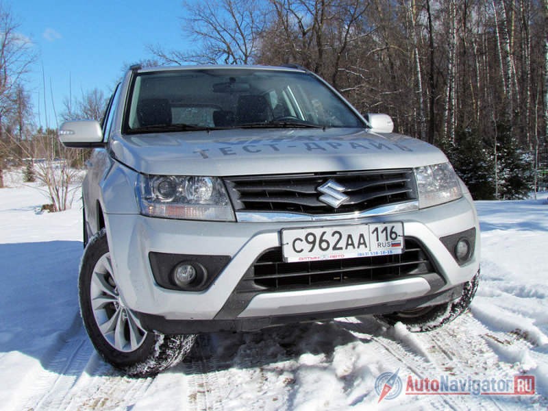 За это время у модели уже случались рестайлинги. Первый на рубеже 2008-2009, а второй в начале 2013-го. И если пять лет назад Grand Vitara получила не только косметические, но и технические изменения (задние тормоза из барабанных превратились в дисковые), то второй рестайлинг привнес правки исключительно в экстерьер. Обновилась решетка, поменялся передний бампер, другими стали колесные диски. Но основа осталась прежней!