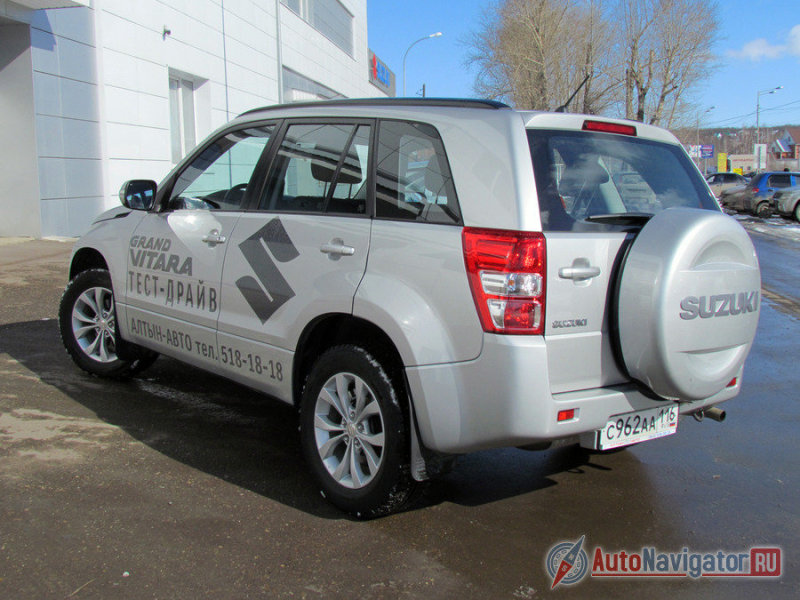 Интегрированная рама, постоянный полный привод, раздаточная коробка, пониженный ряд. Все это в совокупности превращает Suzuki в автомобиль с очень широким потенциалом на бездорожье, особенно если к этому располагает резина