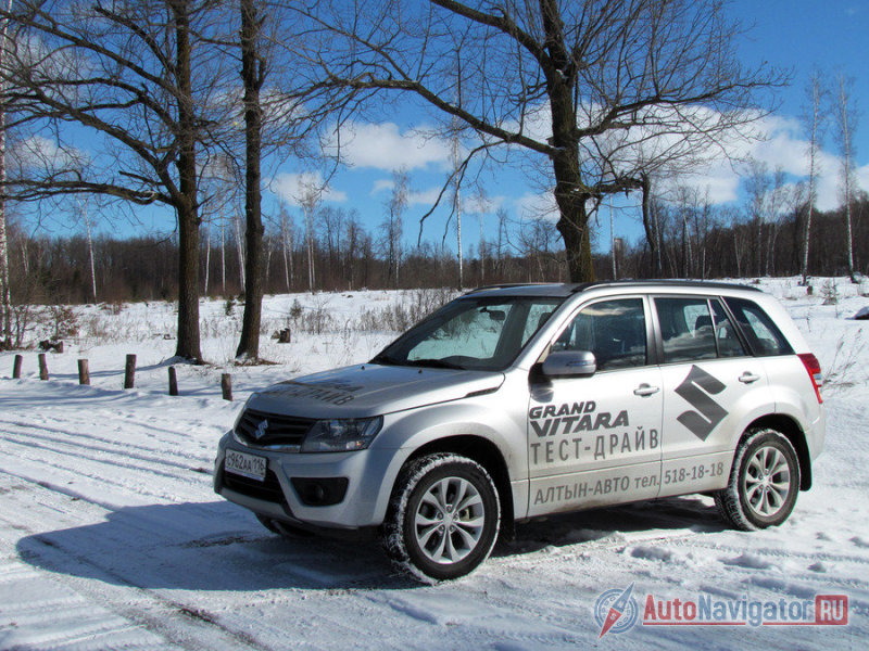 В сугробах, где бы сдался стандартный кроссовер, Grand Vitara сохраняет боеспособность даже без блокировок (режим 4H), а уж если заблокировать межосевой дифференциал (4H Lock), то Grand Vitara справляется с сугробом играючи, не говоря уже о режиме 4L Lock, активирующим пониженную передачу. Поспорить с Suzuki на бездорожье смогут разве что значительно более дорогие рамные внедорожники. В стане кроссовера Grand Vitara, пожалуй, единственный воин, способный в раскисшем поле на многое